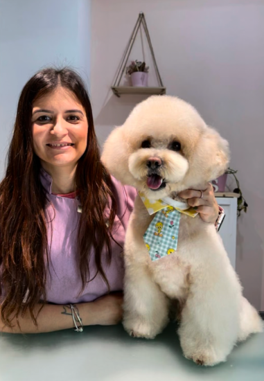 Jennifer Rodríguez con un caniche blanco recién arreglado